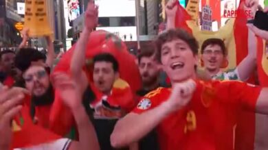 Mondiali 2026, i tifosi spagnoli gioiscono a Times Square a New York