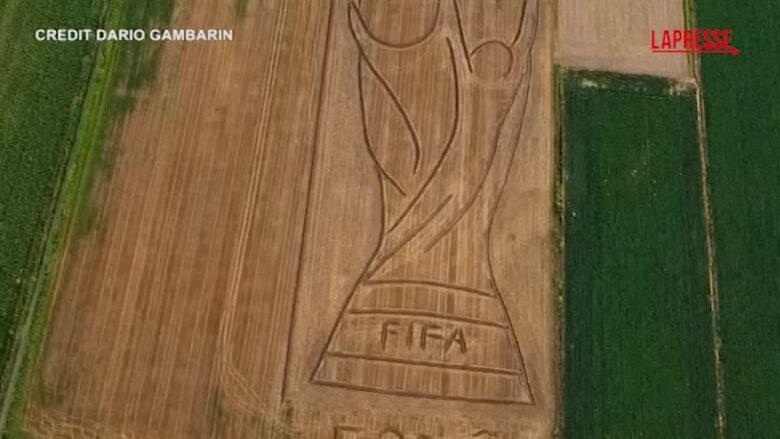 Mondiali 2026, la nuova opera di Gambarin: con un trattore disegna la Coppa del Mondo