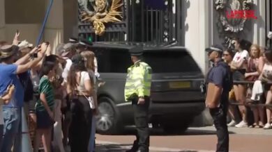 Gran Bretagna, l'arrivo di Starmer a Buckingham Palace