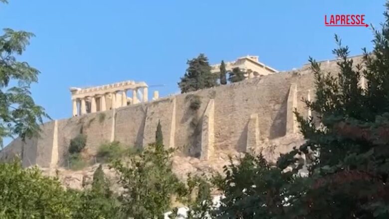 Atene, uomo accoltella due turisti greco-americani vicino all'Acropoli: fermato