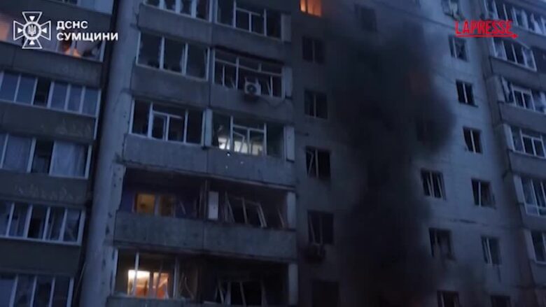 Ucraina, raid russi su Sumy: in fiamme un grattacielo e un centro commerciale