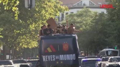 Festa Spagna: Yamal e il cartello scherzoso sullo scontro tra Gavi e Paredes