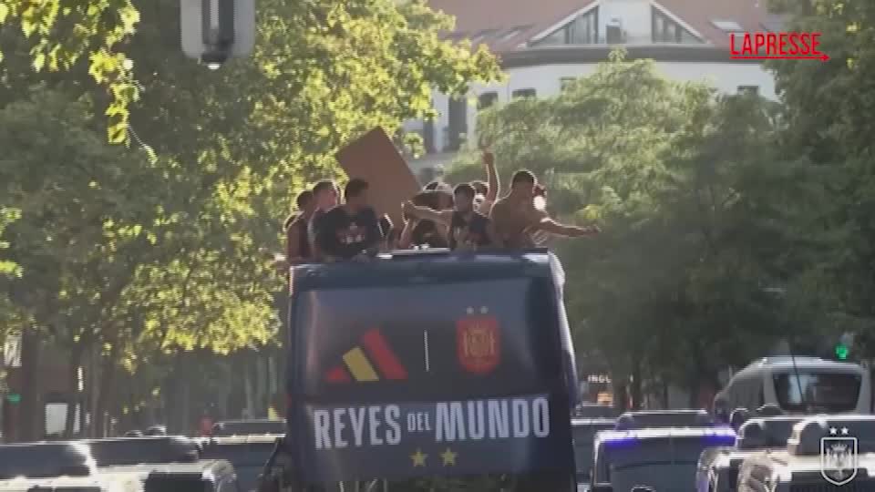 festa spagna yamal e il cartello scherzoso sullo scontro tra gavi e paredes da Lapresse.it festa spagna yamal e il cartello scherzoso sullo scontro tra gavi e paredes