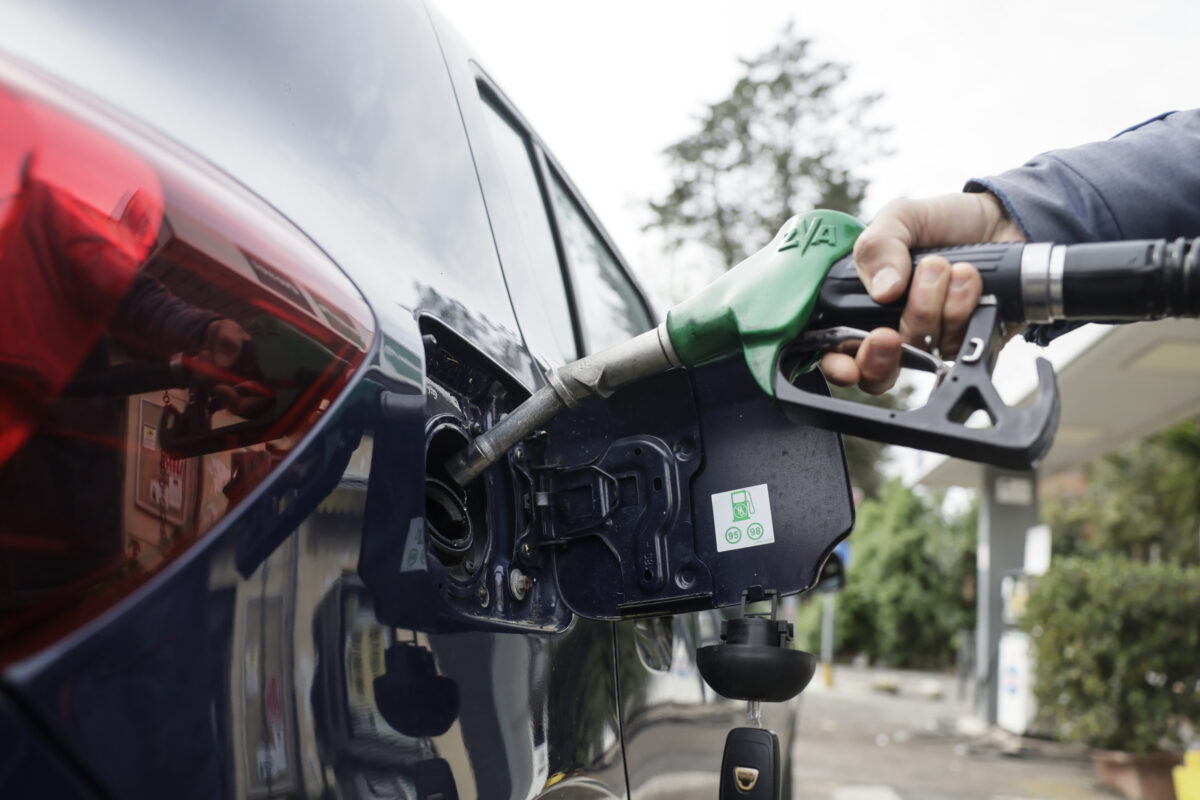 prezzi carburanti ancora su pressing dei consumatori per taglio accise da Lapresse.it prezzi carburanti ancora su pressing dei consumatori per taglio accise