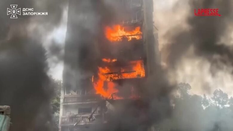 Ucraina: raid russi Zaporizhzhia, incendi in un palazzo residenziale
