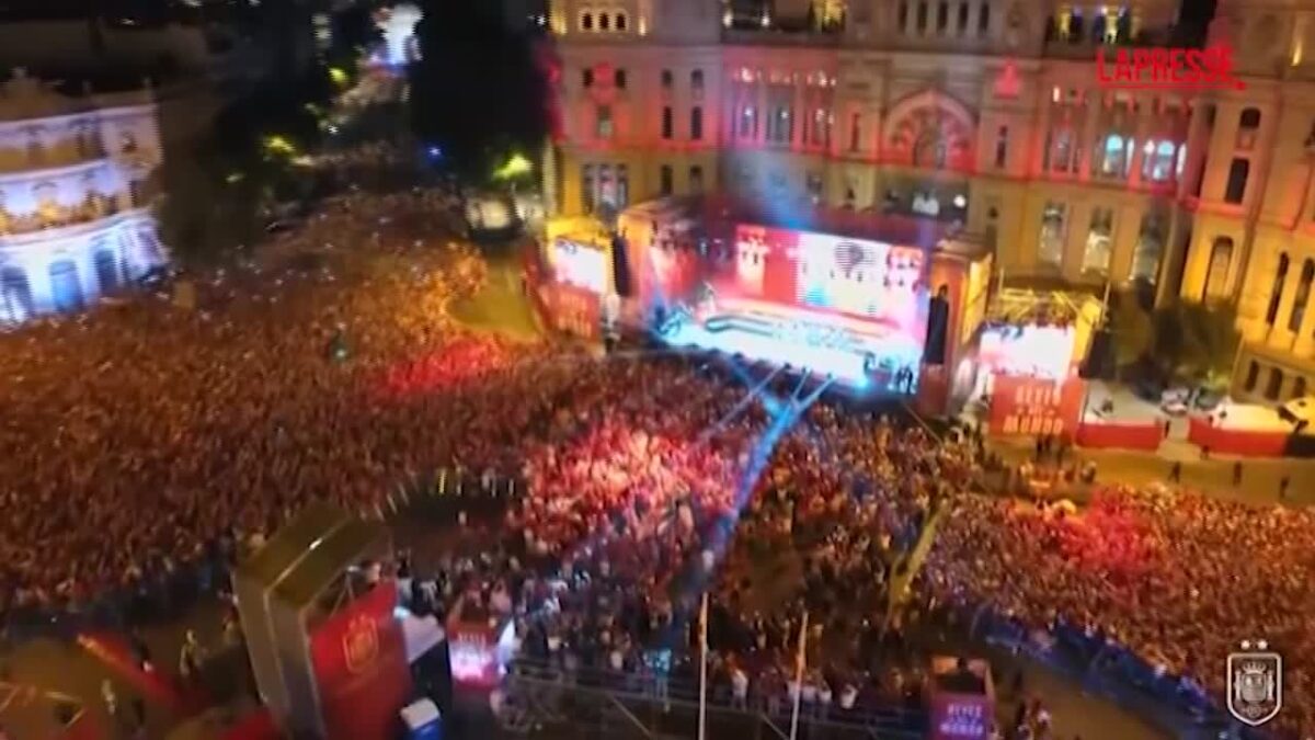 Spagna campione del mondo, la festa con i tifosi a Madrid