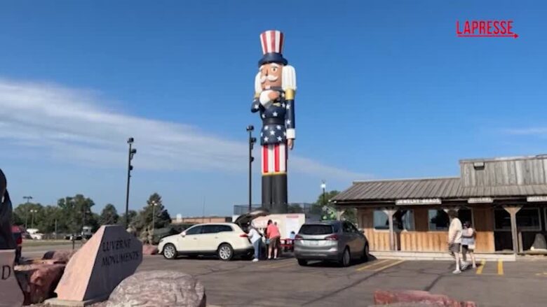 Usa, inaugurato in Minnesota lo schiaccianoci più alto del mondo