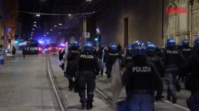Bologna, guerriglia al corteo per Fakir: 11 feriti lievi e auto in fiamme