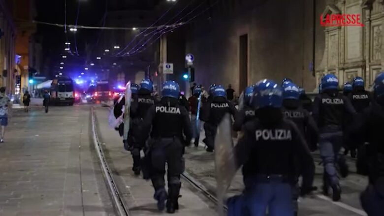 Bologna, guerriglia al corteo per Fakir: 11 feriti lievi e auto in fiamme