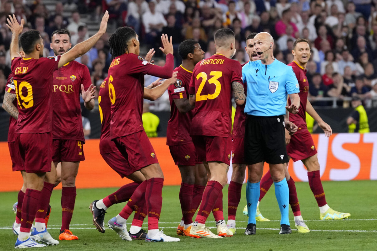 Anthony Taylor si ritira, l’arbitro “incubo” dei tifosi romanisti: “Troppa pressione, è il momento di farsi da parte” Anthony Taylor si ritira, l’arbitro “incubo” dei tifosi romanisti: “Troppa pressione, è il momento di farsi da parte”