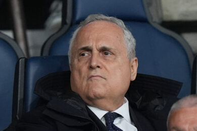 Lotito cita il motto fascista “Credere, obbedire, combattere” alla presentazione della Reggina: scoppia la polemica