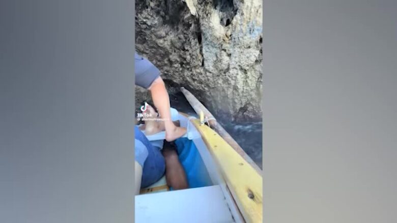 Capri, barca urta scogli in Grotta Azzurra: paura per due turisti americani