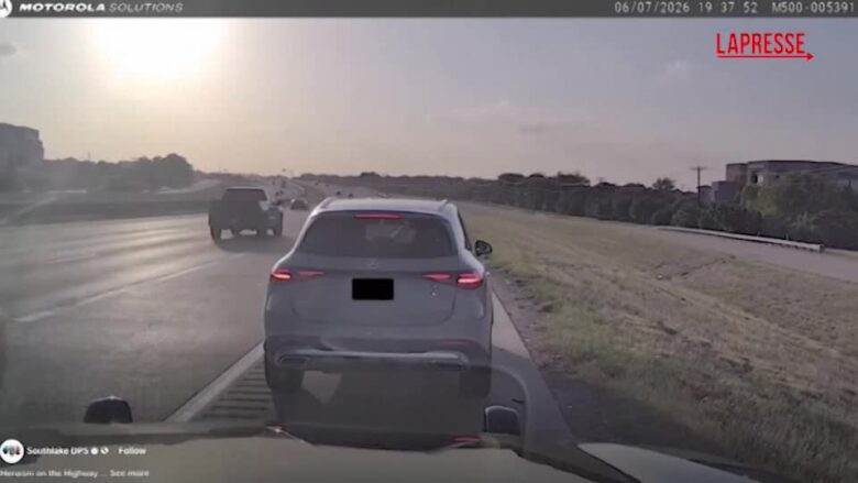 Usa, poliziotto salva automobilista da un’auto in fiamme in Texas