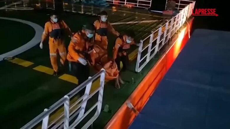 Indonesia, recuperati due corpi dopo il naufragio di un traghetto