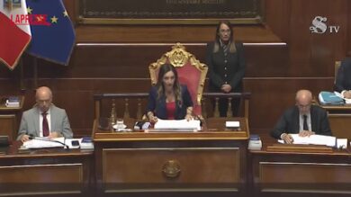 Caso Delmastro, M5S al Senato occupa banchi governo: cartelli "fuori le chat"