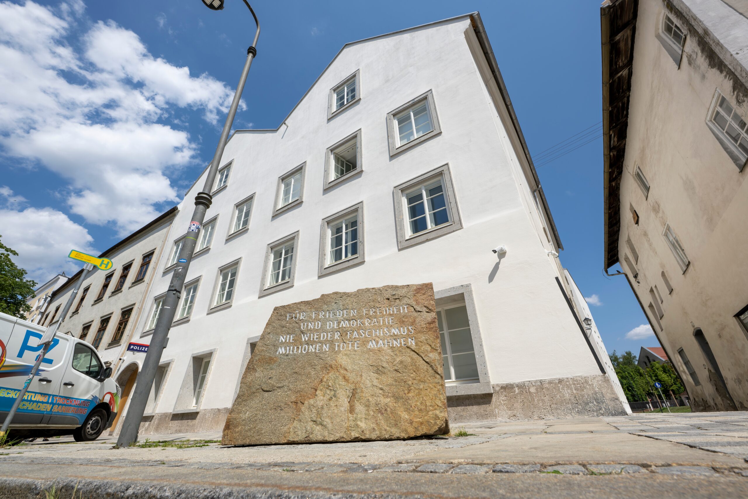 Adolf Hitler, la casa natale in Austria diventa una stazione di polizia Adolf Hitler, la casa natale in Austria diventa una stazione di polizia
