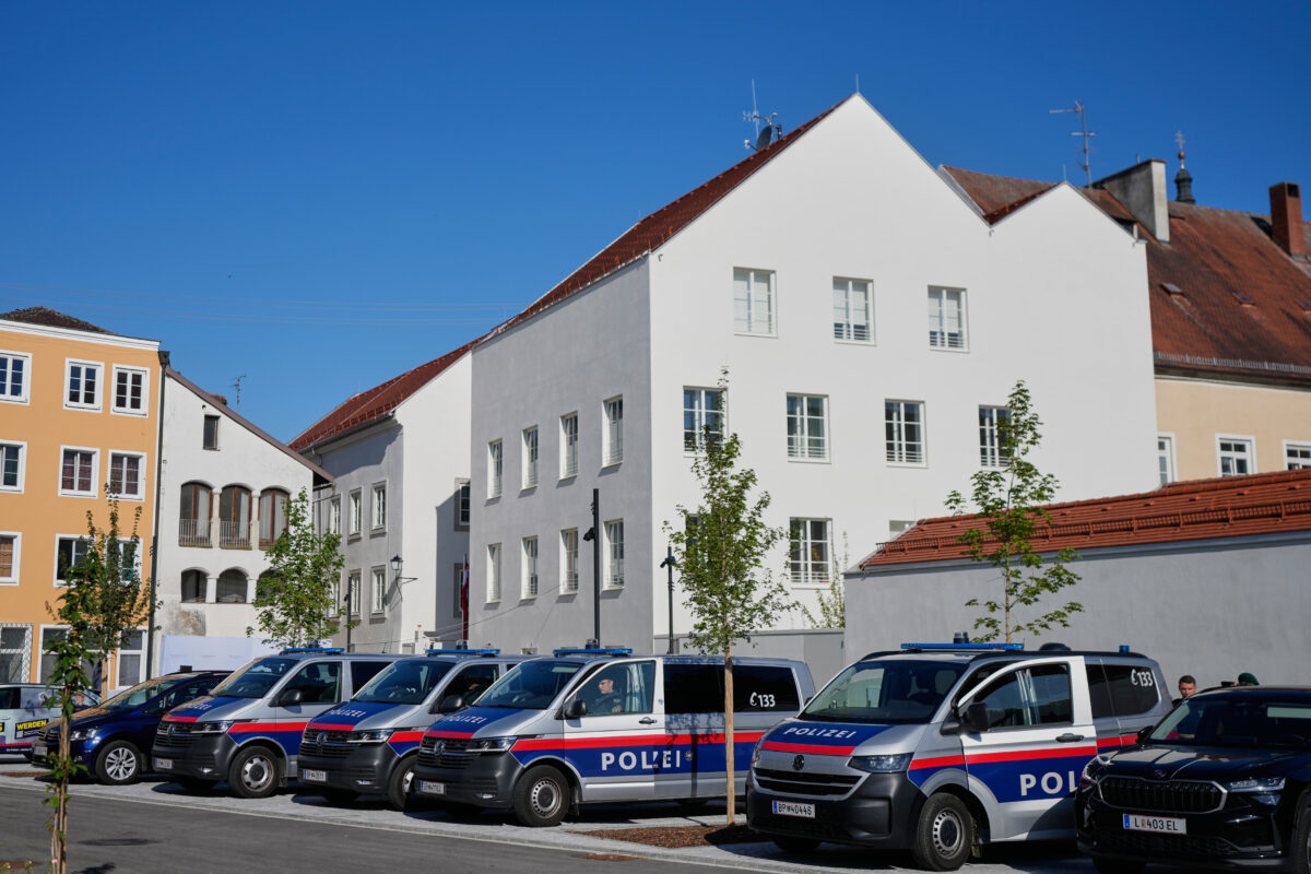 Adolf Hitler, la casa natale in Austria diventa una stazione di polizia Adolf Hitler, la casa natale in Austria diventa una stazione di polizia