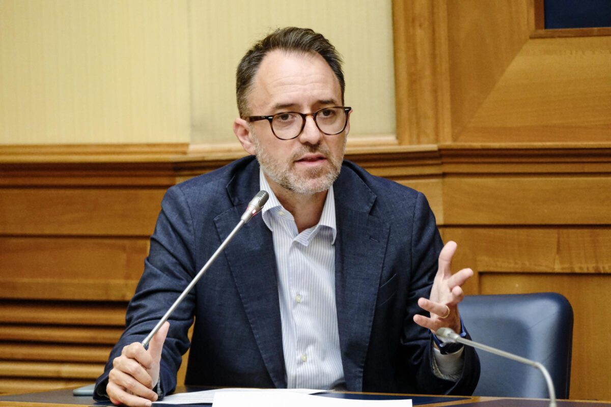 Caso Delmastro, no della Giunta al sequestro delle chat con Caroccia: M5S occupa i banchi del governo in Senato