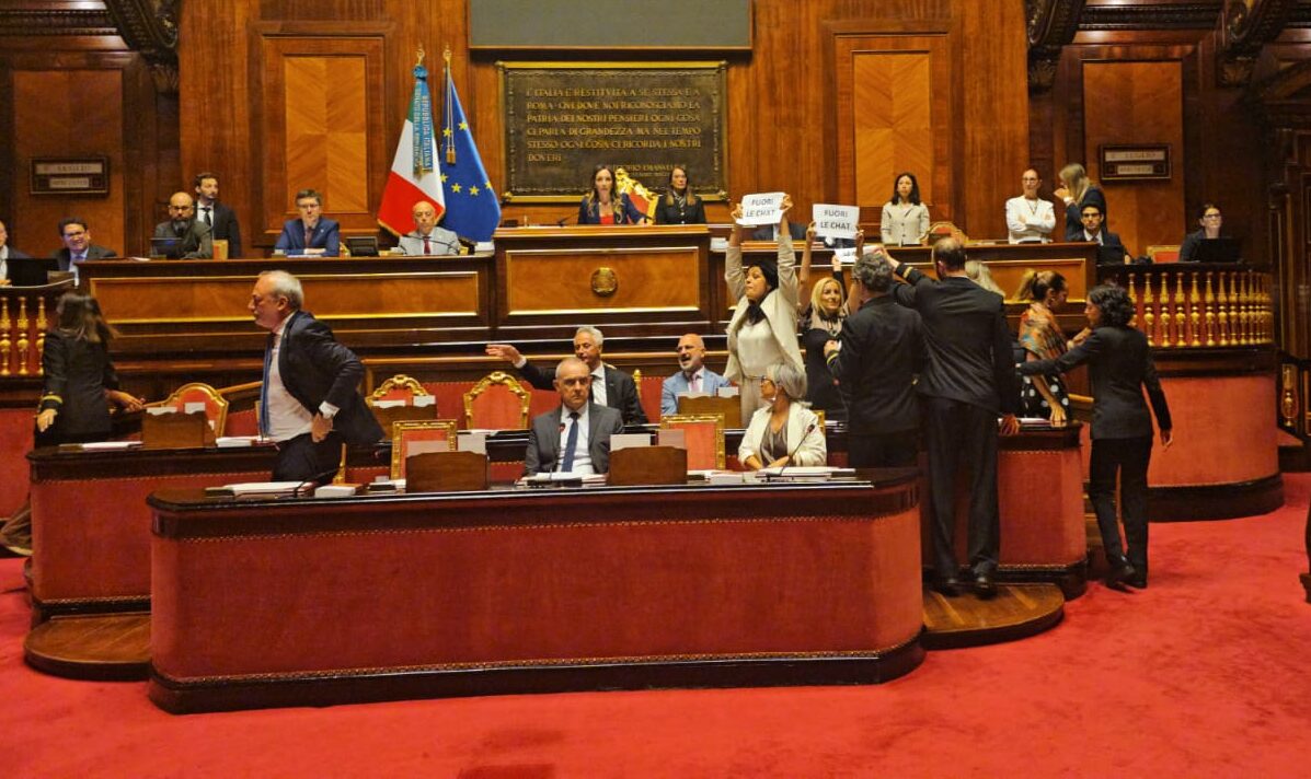 Caso Delmastro, no della Giunta al sequestro delle chat con Caroccia: M5S occupa i banchi del governo in Senato
