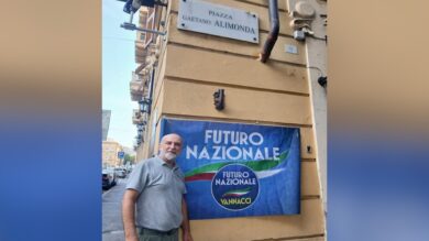 Genova, militante di Futuro Nazionale cancella il nome di Carlo Giuliani dalla targa di Piazza Alimonda