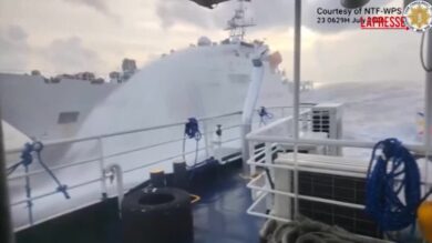 Guardia costiera cinese attacca con idranti ad acqua nave del governo delle Filippine