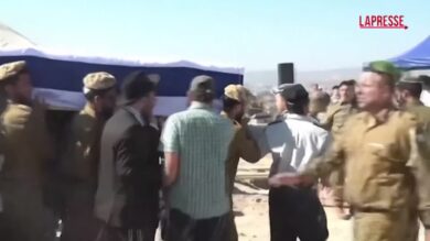 Cisgiordania, membri di insediamento ebraico commemorano israeliano ucciso