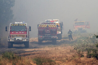 Francia, incendi a Cap-Ferret: barche per sfuggire alle fiamme