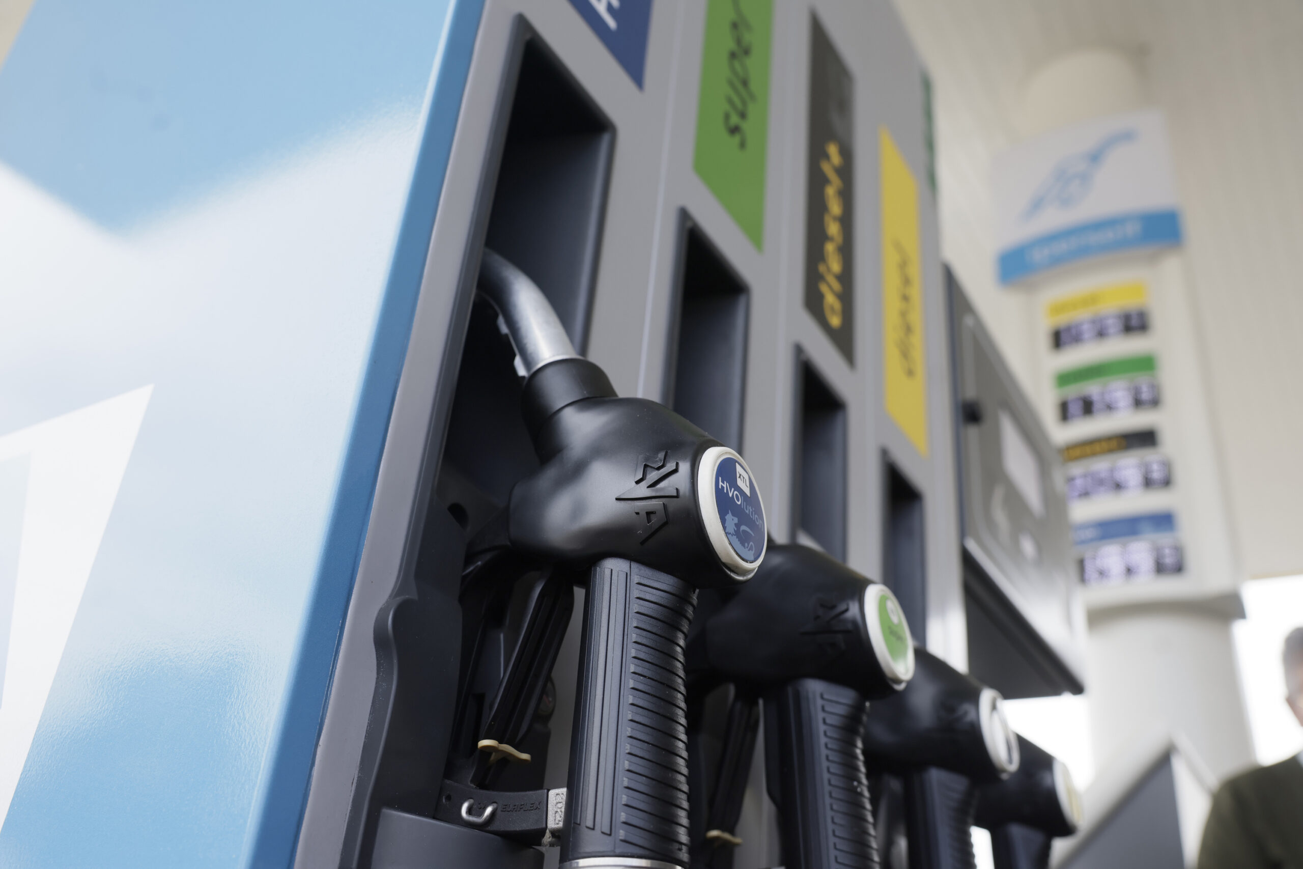 Taglio accise sui carburanti, oggi la decisione in Cdm. Le associazioni: “Necessario intervento adeguato”
