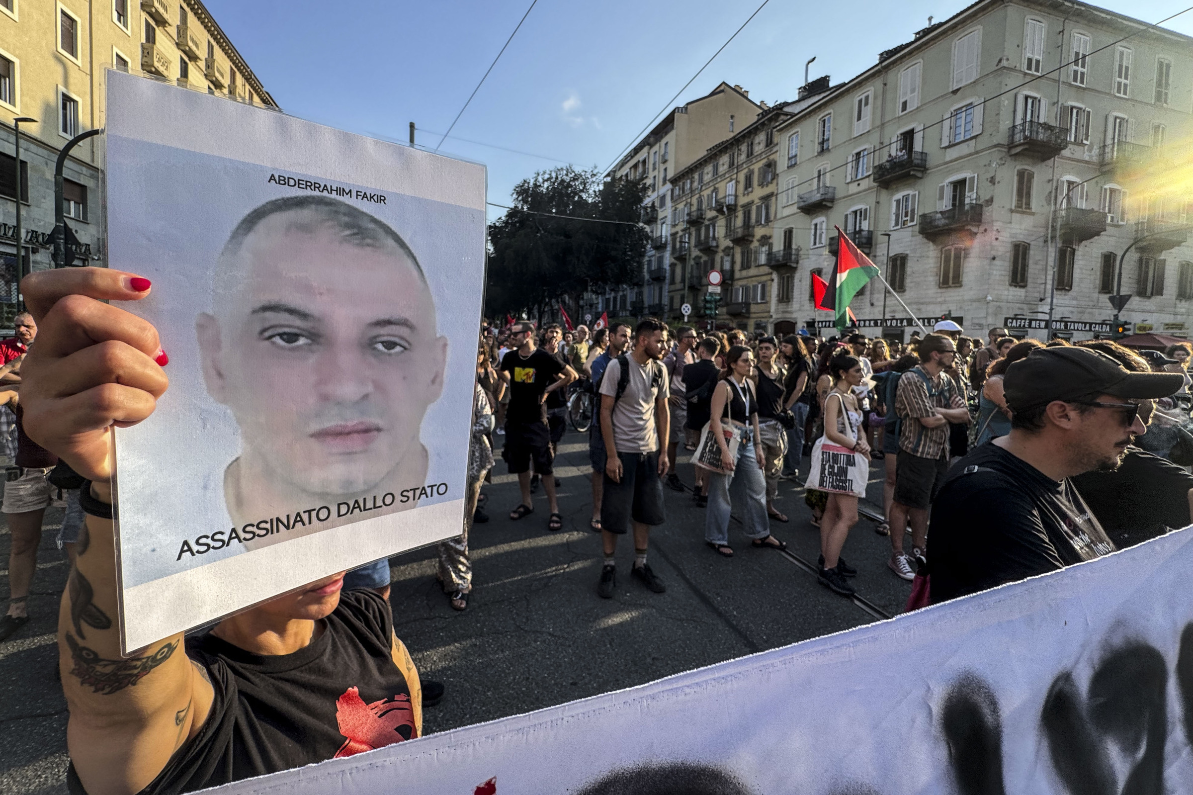 Morte Fakir, sangue sotto la testa del 42enne in un nuovo video. La difesa degli agenti: “Ferito durante colluttazione”