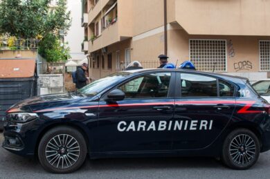 Bolzano, prova ad adescare minori e compie atti osceni: arrestato un uomo