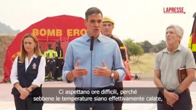 Incendi in Spagna, Sanchez: "Ore difficili, istituzioni collaborino per un patto contro l'emergenza climatica"