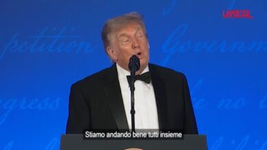 Trump show a cena corrispondenti, indossa il cappellino rosso e dice: "Mi candiderò ancora per la quarta volta"