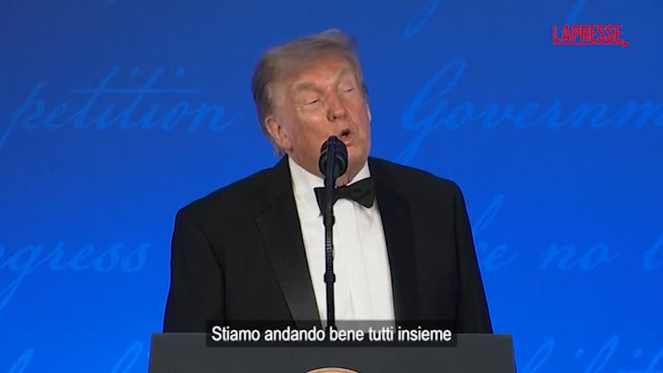 trump show a cena corrispondenti indossa il cappellino rosso e dice mi candider242 ancora per la quarta volta da Lapresse.it trump show a cena corrispondenti indossa il cappellino rosso e dice mi candider242 ancora per la quarta volta