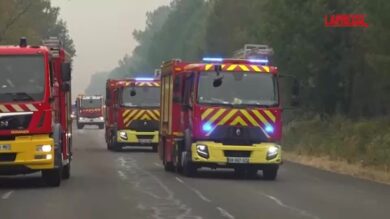Incendi in Francia, vigili del fuoco in azione a Lacanau