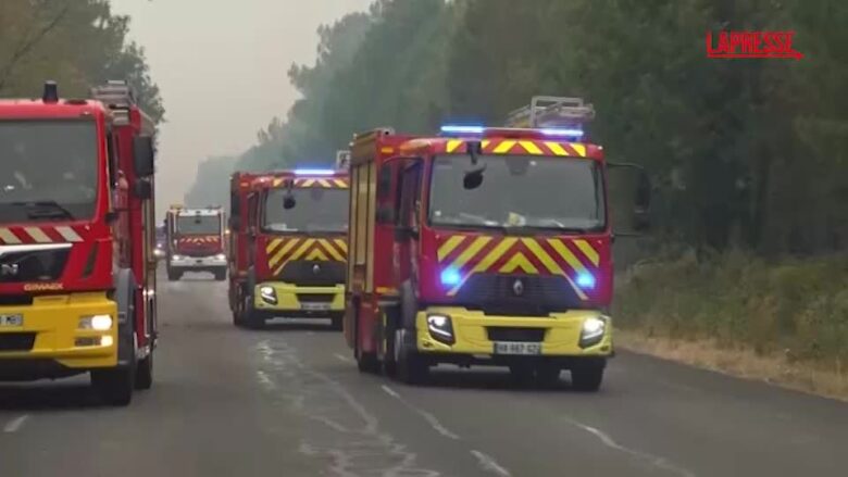 Incendi in Francia, vigili del fuoco in azione a Lacanau