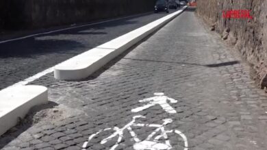 Roma, il cordolo sulla Via Appia Antica divide i cittadini. Ma pedoni e ciclisti si sentono più sicuri