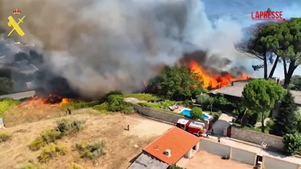 spagna incendi vicino a madrid evacuate 60mila persone da Lapresse.it spagna incendi vicino a madrid evacuate 60mila persone