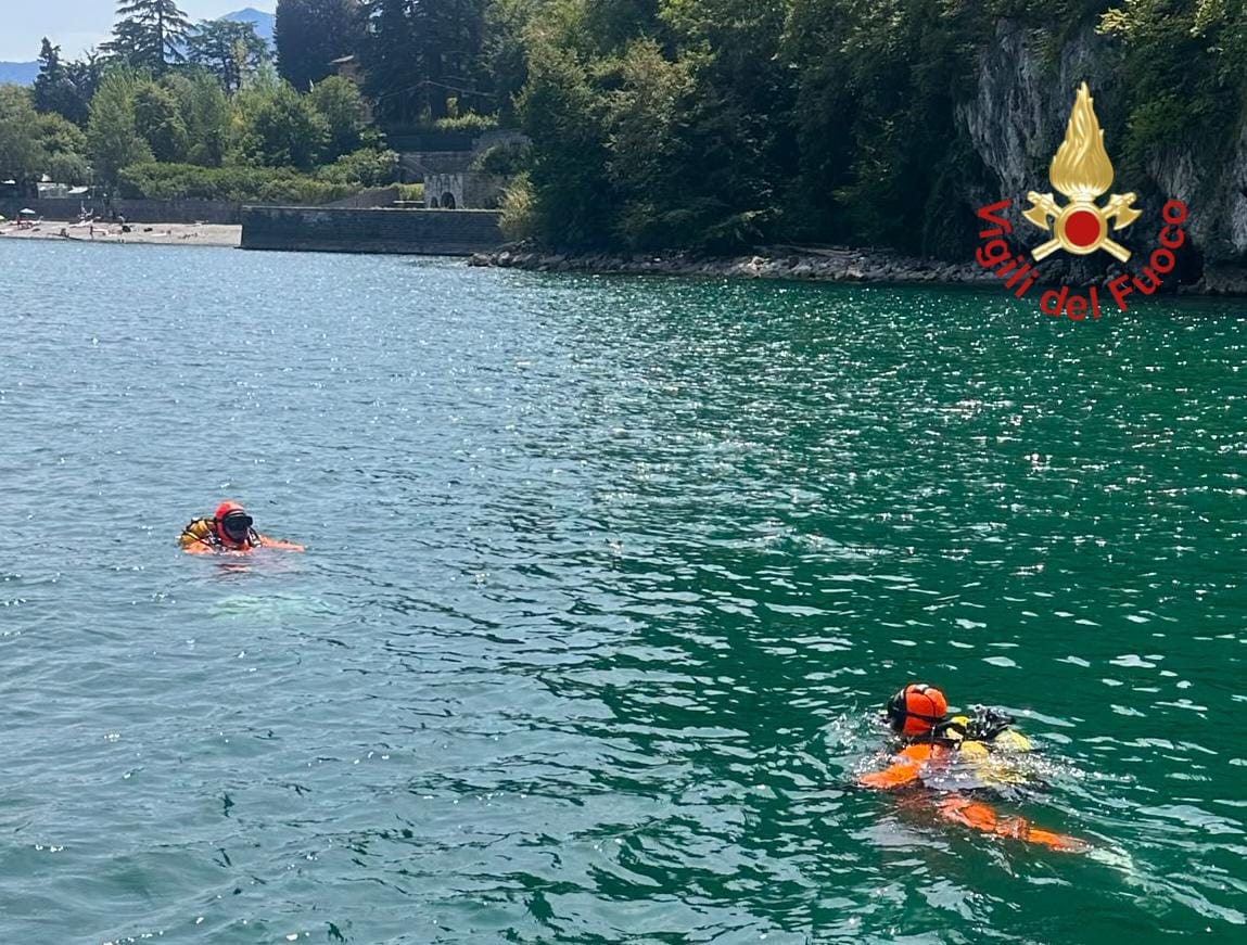 Lago di Como, si tuffa per aiutare il figlio e non riemerge