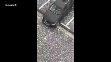 Francia, violenta grandinata su Marsiglia: la città è imbiancata