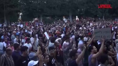 Tunisia, manifestanti in piazza contro il presidente Saied in occasione della Festa della Repubblica