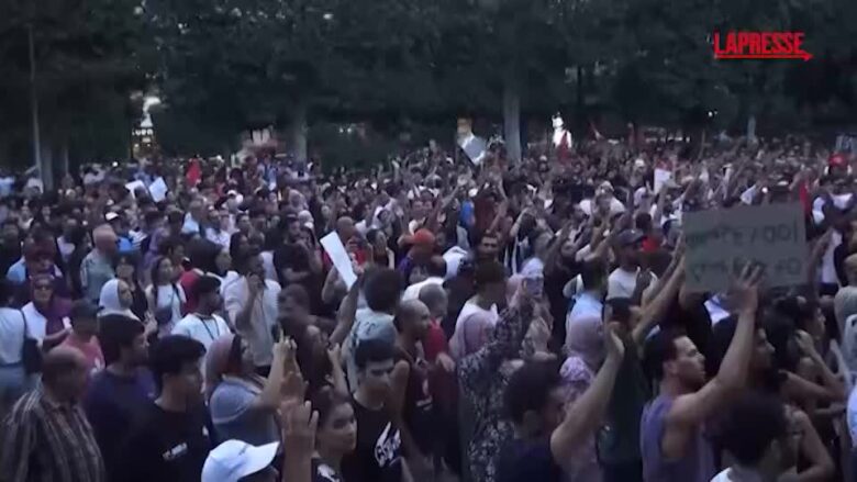 Tunisia, manifestanti in piazza contro il presidente Saied in occasione della Festa della Repubblica