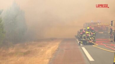 Francia, Vigili del Fuoco al lavoro sugli incendi nella Gironda