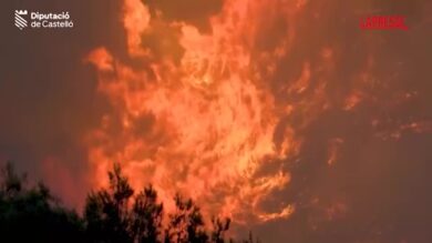 Incendi in Spagna, vigili del fuoco in azione: le immagini impressionanti dei roghi