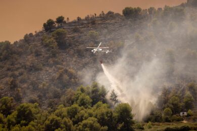 Incendi in Spagna, bruciati 150mila ettari. Sanchez: “Espressione più dolorosa dell’emergenza climatica”