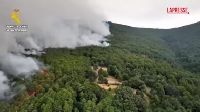 Incendi in Spagna, droni della Guardia Civil in campo per monitorare i roghi