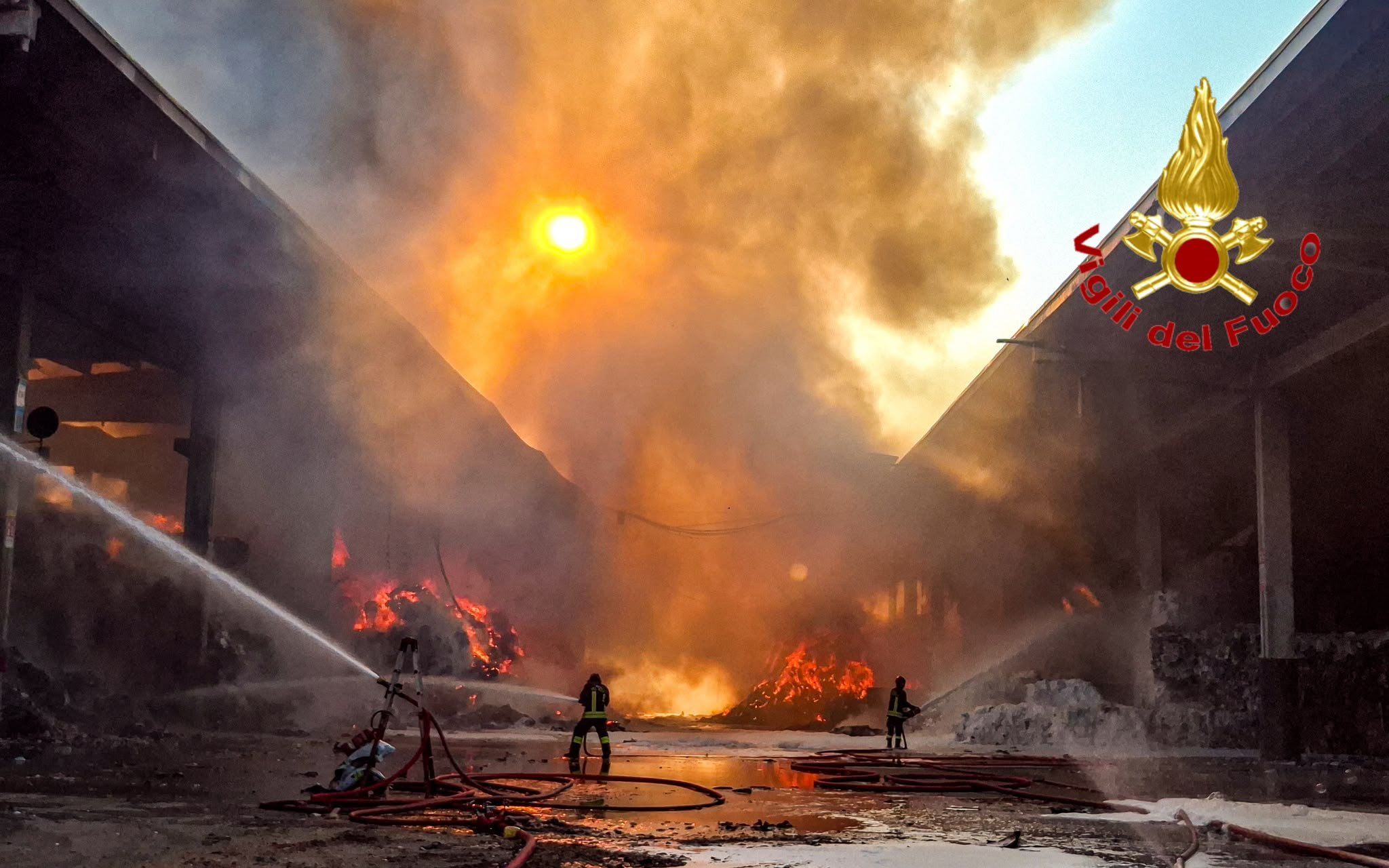 Milano, incendio all’isola ecologica di Novate: c’è un ferito