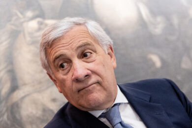 Fondi Safe per la difesa, Tajani ne annuncia l’utilizzo e poi torna sui suoi passi: “Prenotati per 14,9 mld”