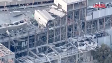 Terremoto in Giappone, edifici in macerie e tetti in fiamme: le immagini della distruzione
