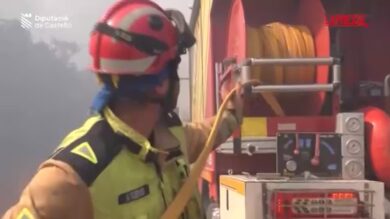 Incendi in Spagna, vigili del fuoco in difficoltà a contenere le fiamme nella provincia di Castellon