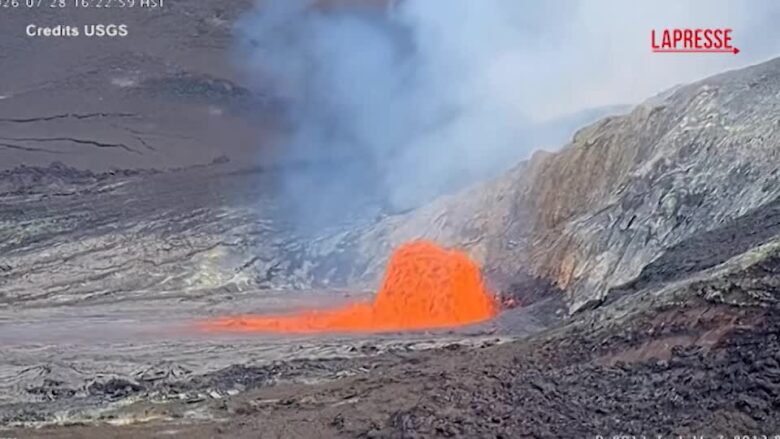 Hawaii, la lava fuoriesce dal vulcano Kilauea: le spettacolari immagini